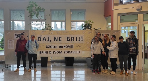 Uenici ispred panoa